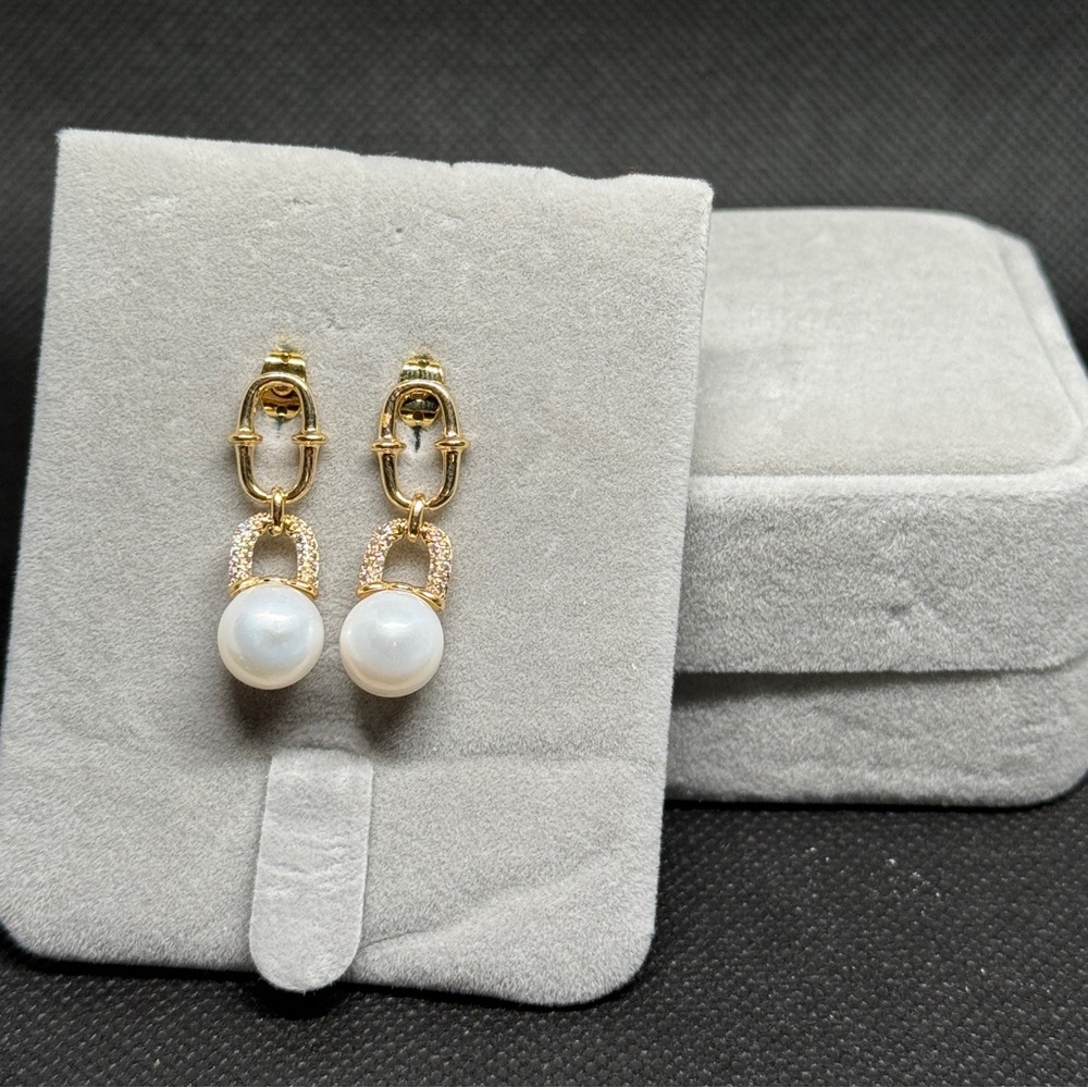 Elegant Gold and Pearl Drop Earrings